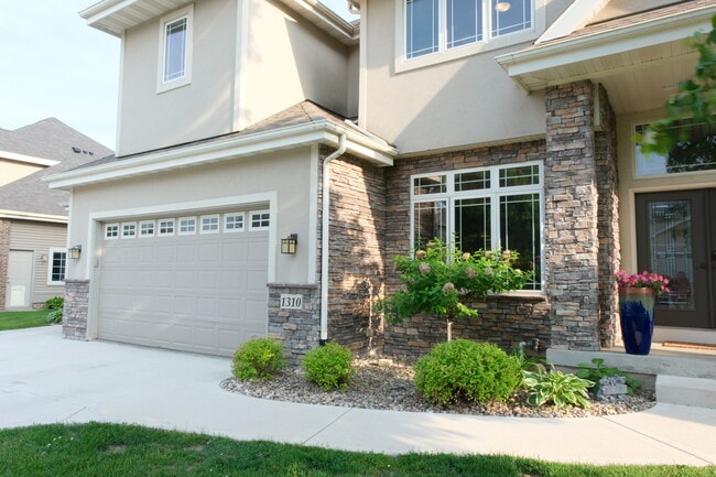 1310 Hanover Ct in Waunakee, WI - Building Photo - Building Photo