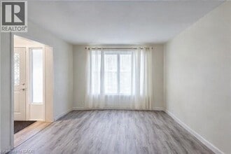 310 Magnolia Dr in Hamilton, ON - Building Photo - Building Photo