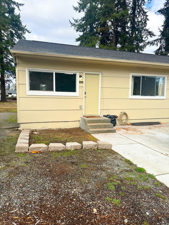 9823 N Gate Rd SW in Lakewood, WA - Foto de edificio