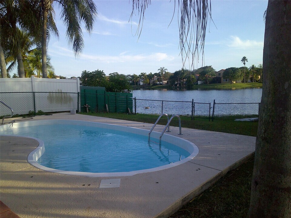 19250 NW 22nd St in Pembroke Pines, FL - Building Photo