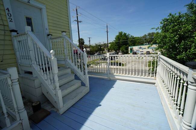 402 E Carson St in San Antonio, TX - Foto de edificio - Building Photo