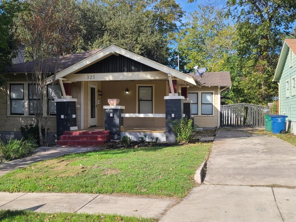 325 Queen Anne Ct in San Antonio, TX - Building Photo