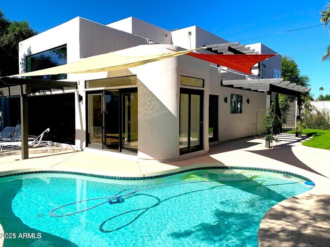 property at 7613 E Vía Del Reposo