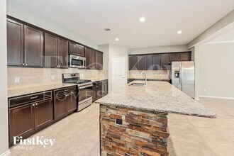 111 Meadow Mill Dr in Conroe, TX - Foto de edificio - Building Photo