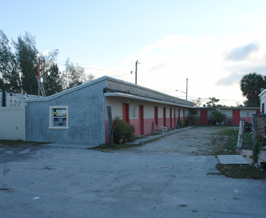 2002 Hammondville Rd in Pompano Beach, FL - Building Photo