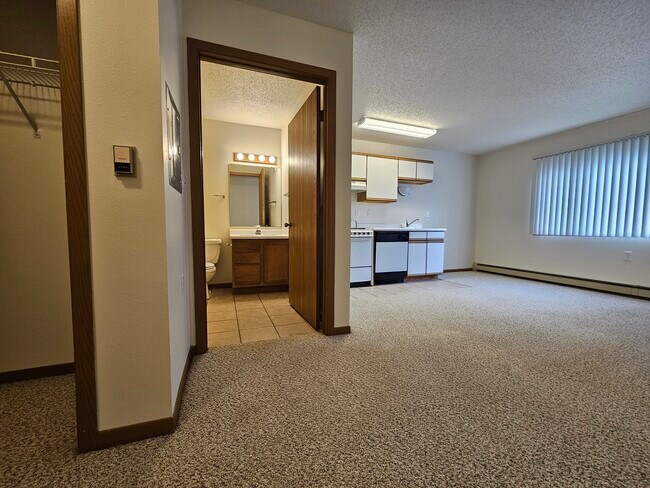 4330 10th Ave S. Fargo ND in Fargo, ND - Building Photo - Building Photo