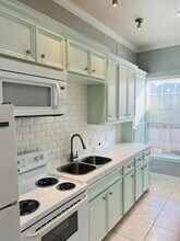 7306 Tuck St, Unit B in Houston, TX - Foto de edificio - Building Photo
