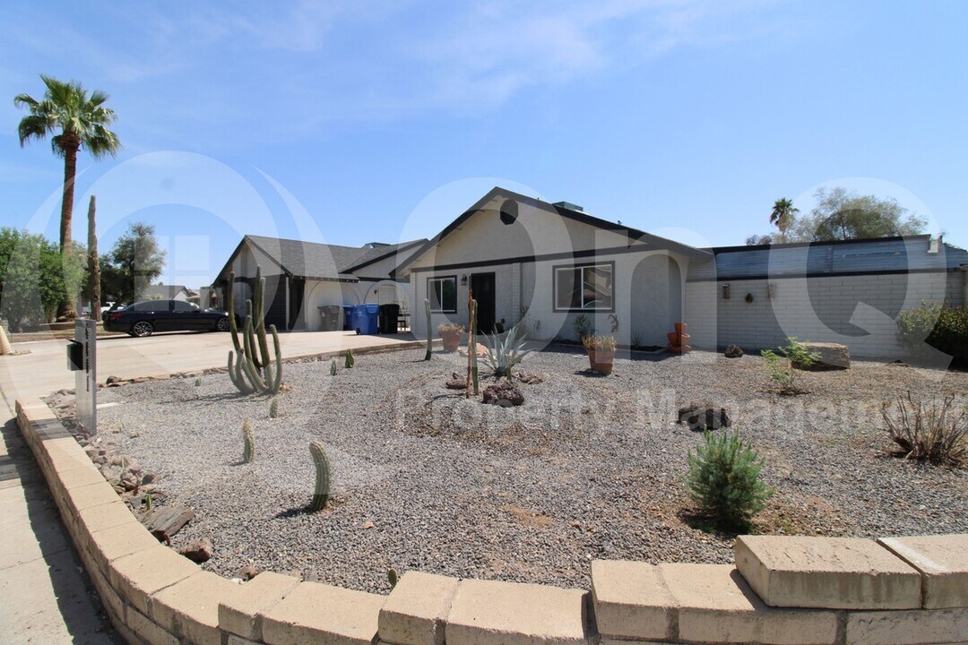 4001 E Apollo Rd in Phoenix, AZ - Building Photo