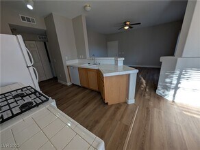 1050 E Cactus Ave in Las Vegas, NV - Building Photo - Building Photo