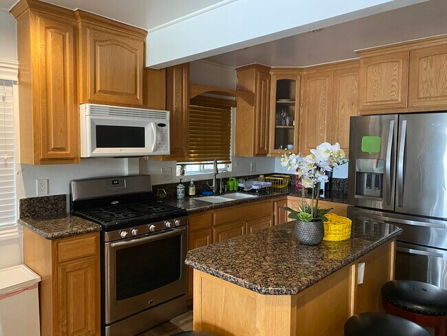 10725 Westminster Ave, Unit 102 in Los Angeles, CA - Building Photo - Building Photo