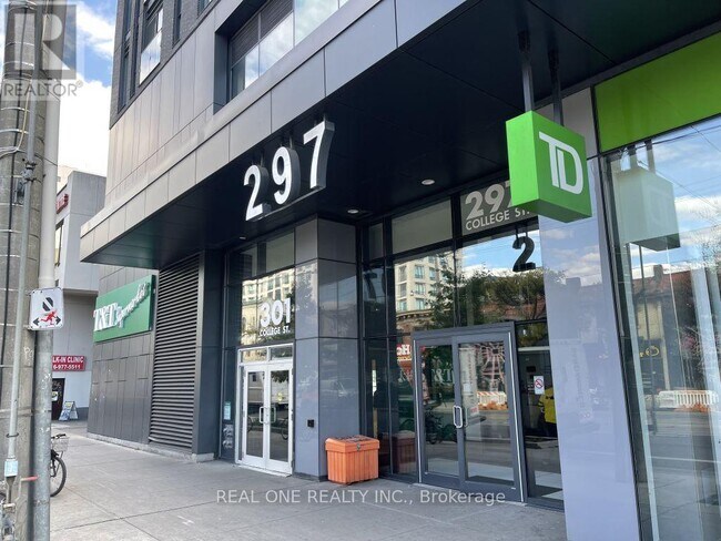 297-297 College St in Toronto, ON - Building Photo - Building Photo