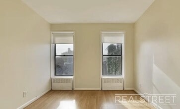 This spacious, sun-drenched one bedroom is available NOW! in Brooklyn, NY - Foto de edificio - Building Photo
