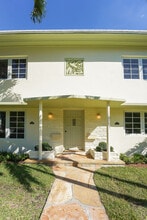 3705 Ponce de Leon Blvd, Unit #2 in Coral Gables, FL - Foto de edificio - Building Photo