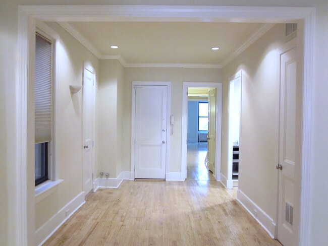 127 West 56th Street, Unit Apt 4 in New York, NY - Building Photo - Building Photo
