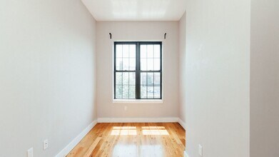 154 Woodward Ave in Queens, NY - Building Photo - Building Photo