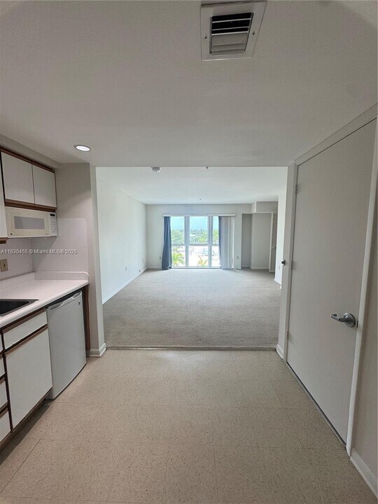 5779 SW 72nd Ave in Miami, FL - Building Photo