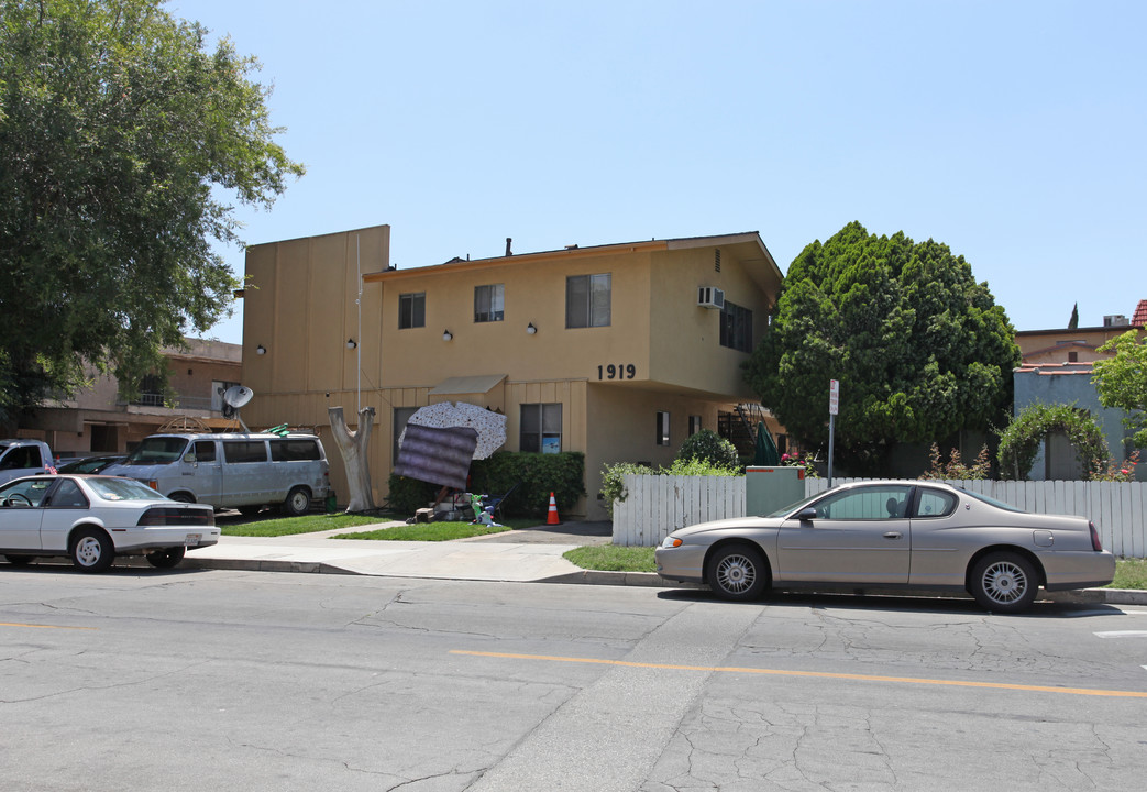 1919 Grismer Ave in Burbank, CA - Building Photo