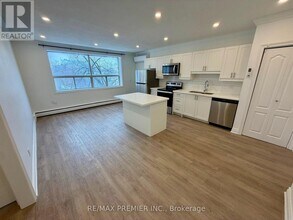 112 St Joseph's Dr in Hamilton, ON - Building Photo - Building Photo