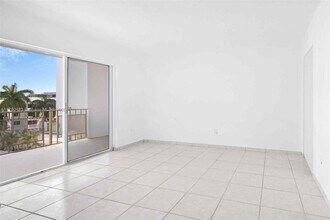 1340 Lincoln Rd in Miami Beach, FL - Building Photo - Building Photo
