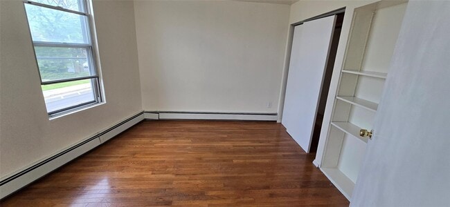 263 W Merrick Rd in Valley Stream, NY - Building Photo - Building Photo