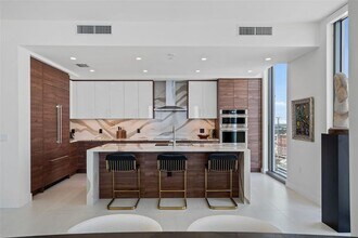 301 1st St S in St. Petersburg, FL - Foto de edificio - Building Photo