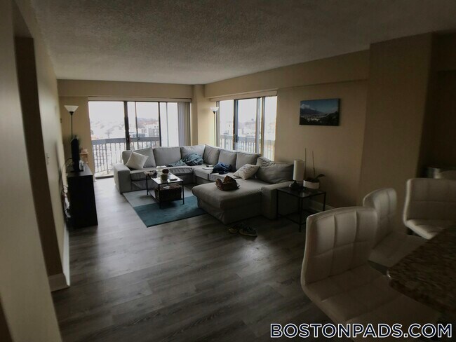 15 N Beacon St in Boston, MA - Building Photo - Building Photo