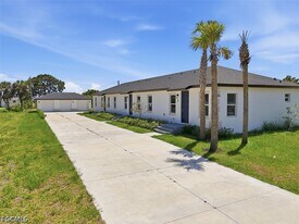 195 Rotonda Blvd W in Rotonda West, FL - Building Photo