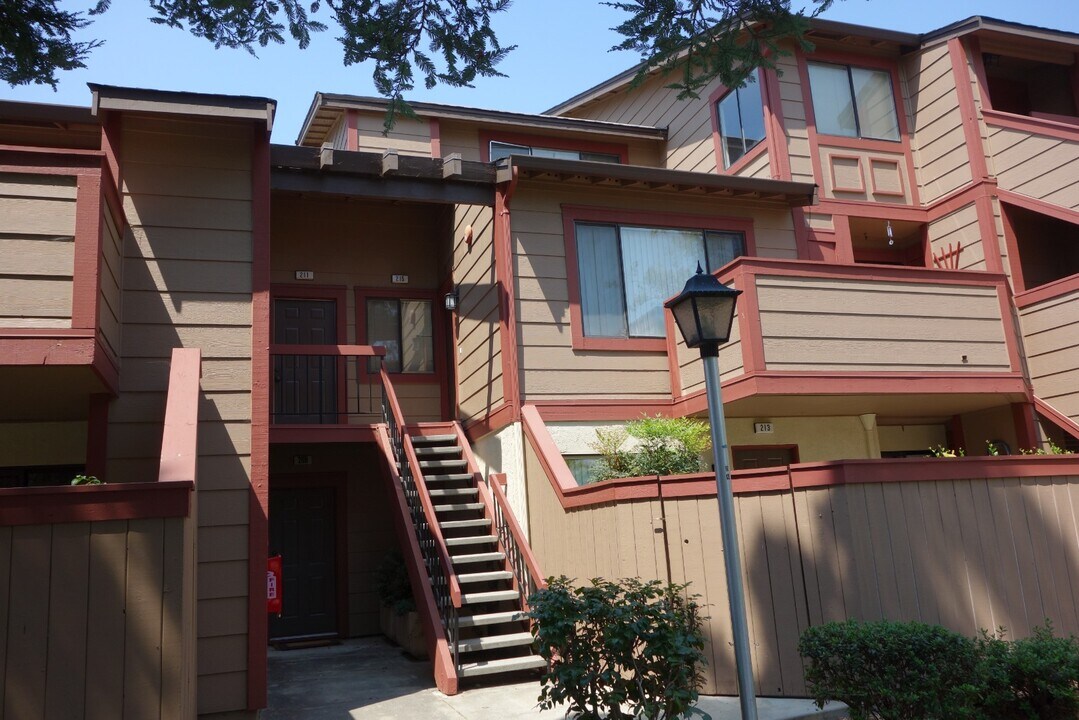 215 E Warren Common in Fremont, CA - Building Photo