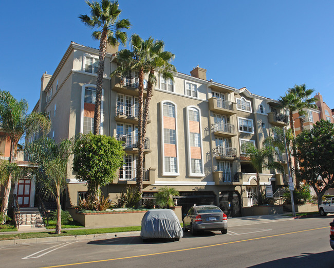 328 Cloverdale Ave in Los Angeles, CA - Building Photo - Building Photo