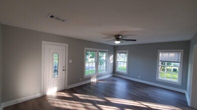 320 S Ashbel St, Unit GARAGE in Baytown, TX - Building Photo - Building Photo
