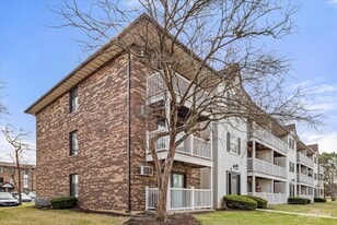 109 S Gregory St in Aurora, IL - Building Photo