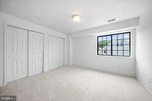 7013 Birkenhead Pl in Alexandria, VA - Building Photo