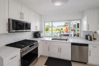 8085 NW 21st St in Sunrise, FL - Building Photo - Building Photo