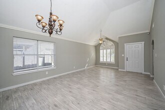 6607 W T C Jester Blvd in Houston, TX - Building Photo - Building Photo