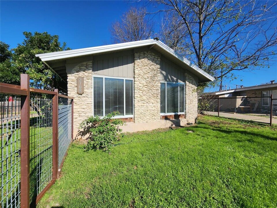 2708 St Edwards Cir in Austin, TX - Building Photo