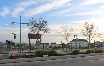 Estrella Vista Apartments in Emeryville, CA - Building Photo - Building Photo