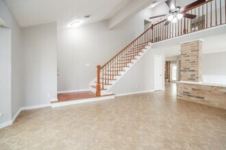 1715 Windy Knoll Dr in Houston, TX - Building Photo - Building Photo