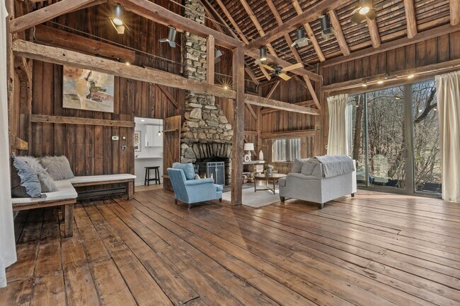 200 Chestnut Ridge Rd in Mt Kisco, NY - Building Photo - Building Photo
