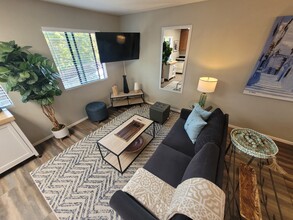 3765 Pio Pico St, Unit Wooded Area Guest House in San Diego, CA - Foto de edificio - Building Photo