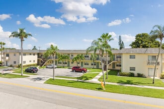 Chateaux Apartments in Palm Springs, FL - Foto de edificio - Building Photo