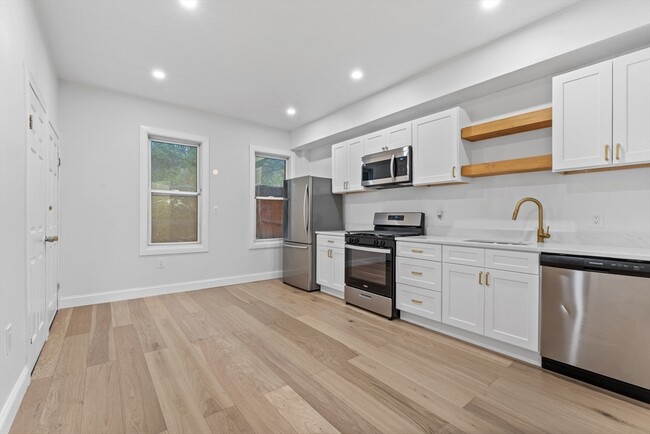 51 Falcon St, Unit 51 in Boston, MA - Foto de edificio - Building Photo