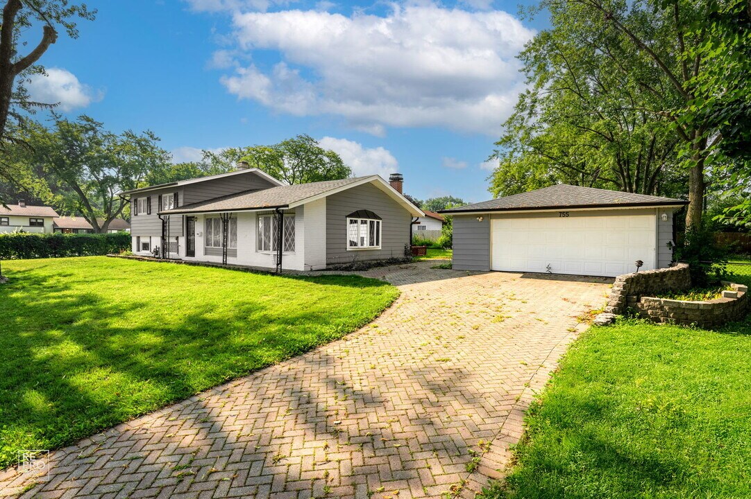 755 Flagstaff Ln in Hoffman Estates, IL - Building Photo