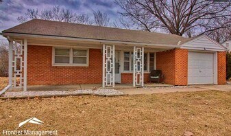 1539 Campus Rd in Manhattan, KS - Building Photo