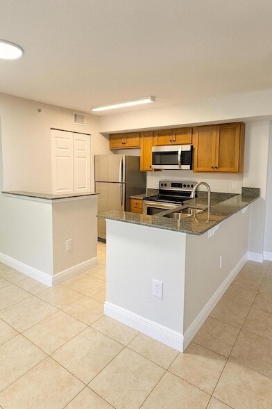 171 SW Palm Dr in Port St. Lucie, FL - Foto de edificio - Building Photo