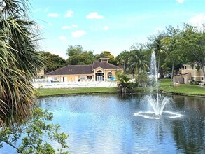 301 Palm Way in Pembroke Pines, FL - Building Photo - Building Photo