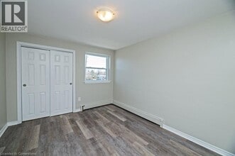 2251 Mountainside Dr in Burlington, ON - Building Photo - Building Photo