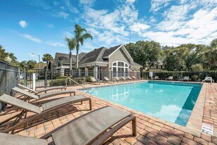 Alafaya Woods in Oviedo, FL - Building Photo