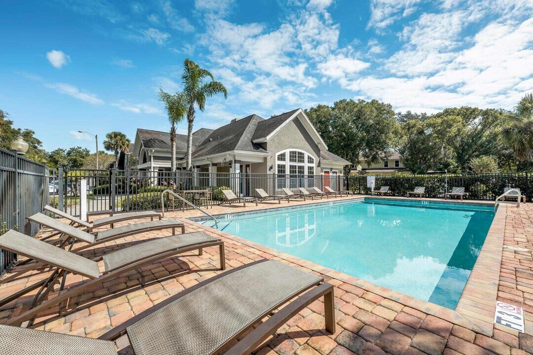 Alafaya Woods in Oviedo, FL - Building Photo