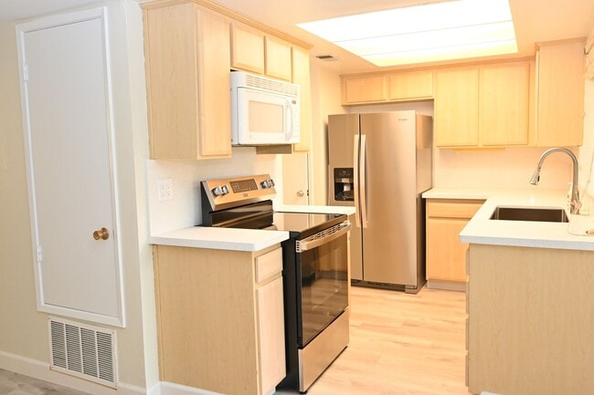 215 Chantilley Ln in San Jose, CA - Building Photo - Building Photo