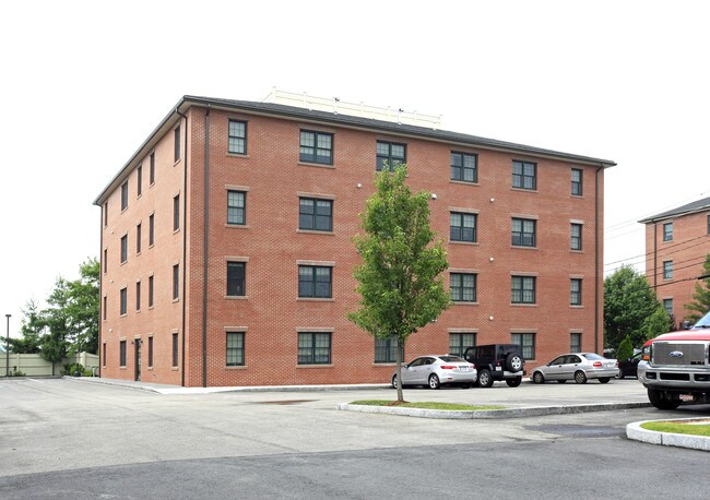 32 Locust St in Medford, MA - Foto de edificio - Building Photo